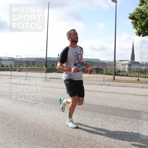 29.06.2025 - hella hamburg halbmarathon Lena Gebhardt http://msf.ph/oto/8316654 29.06.2025 09:47:37 Lombardsbrücke 592, 1002, 1164, 1217, 1407, 1910, 1959, 2121, 2196, 2228, 2296, 2404, 2563, 2774, 2836, 2851, 3783, 3790, 3935, 4246, 4740, 5092, 5923, 5961, 6032, 6305, 6473, 6915, 7831, 7972, 8084, 8366, 8395, 8901, 9171, 9376, 9508, 10771, 10968, 11019, 11370, 11559, 11806, 12137, 12462, 12704, 12751, 13029, 13419, 13514, 13798, 13972, 14459, 14601, 14952, 15965, 16123, 16964, 17154, 18419 meine-sportfotos.de