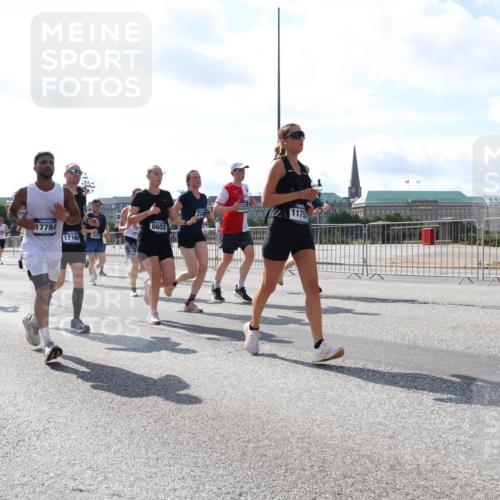 29.06.2025 - hella hamburg halbmarathon Lena Gebhardt http://msf.ph/oto/8316717 29.06.2025 10:00:00 Lombardsbrücke 1752, 11366, 17784, 17160, 3431, 6602, 223, 1175, 1006, 1125, 1180, 1239, 1264, 1334, 1834, 1914, 1955, 2099, 2159, 2348, 2364, 2391, 2432, 2447, 2582, 2584, 2676, 2677, 2910, 3181, 3279, 3668, 3836, 3898, 4013, 4231, 4426, 4632, 4772, 4796, 4837, 5015, 5134, 5272, 5277, 5341, 6104, 6174, 6201, 6202, 6462, 6581, 6587, 8330, 8520, 8846, 9142, 9488, 9907, 9984, 10031, 11039, 11568, 11844 meine-sportfotos.de