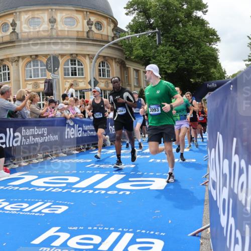 29.06.2025 - hella hamburg halbmarathon Strokosch-Dieckow http://msf.ph/oto/8316724 29.06.2025 10:57:59 Ziel 1200, 1611, 2025, 3093, 3141, 3575, 4319, 4579, 6531, 6892, 7138, 7159, 7189, 8089, 10036, 10408, 11394, 11832, 12378, 12773, 13376, 13465, 13666, 14881, 15090, 15189, 15349, 15527, 17543, 18762 meine-sportfotos.de