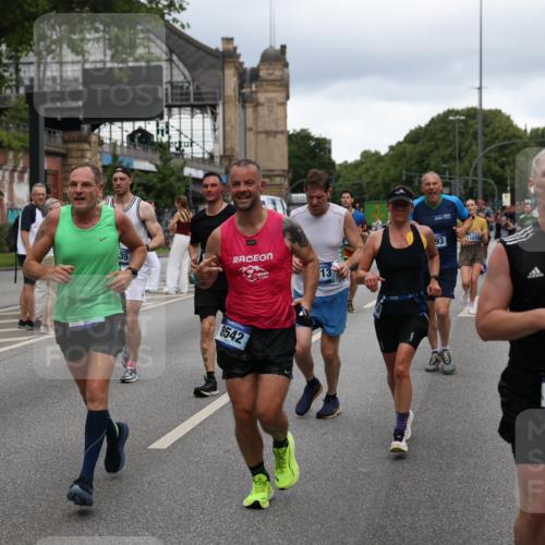 29.06.2025 - hella hamburg halbmarathon Yannick Fuchs http://msf.ph/oto/8316787 29.06.2025 10:50:48 20KM 1485, 1583, 1955, 2034, 2417, 2676, 3413, 3435, 3836, 4167, 4940, 5033, 5418, 5492, 6272, 6399, 6416, 6835, 7716, 8393, 8542, 8652, 8669, 8825, 9488, 9577, 9727, 9820, 9907, 9934, 10133, 10212, 11043, 11083, 11212, 11590, 11612, 12014, 12348, 12440, 12523, 12712, 13394, 13666, 13750, 13863, 14139, 14369, 14678, 15097, 15145, 15431, 15695, 15712, 15726, 16113, 16257, 16261, 16470, 16634, 17160, 17617, 17779, 17828, 18208, 18652, 18719, 19091, 19184 meine-sportfotos.de