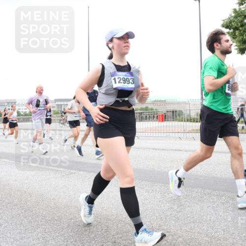 29.06.2025 - hella hamburg halbmarathon Lena Gebhardt http://msf.ph/oto/8316821 29.06.2025 10:56:58 Lombardsbrücke 10138, 12993, 1047, 1207, 2143, 2307, 2370, 2871, 2887, 2932, 2991, 3348, 3387, 3418, 3438, 3470, 3485, 3516, 3517, 3520, 3614, 3675, 3676, 3723, 3851, 4094, 4118, 4241, 4485, 4568, 4569, 4611, 4773, 4998, 5057, 5237, 5438, 5589, 5639, 5911, 5944, 6053, 6284, 6348, 6349, 6832, 6981, 7307, 7381, 7416, 7417, 7592, 7787, 7964, 8039, 8108, 8150, 8197, 8224, 8546, 8606, 8679, 8939, 8943, 9172, 9210, 9298, 9299, 9910, 10555, 10569, 10571 meine-sportfotos.de