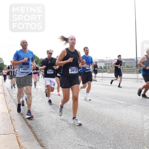 29.06.2025 - hella hamburg halbmarathon Lena Gebhardt http://msf.ph/oto/8316842 29.06.2025 10:22:29 Lombardsbrücke 15661, 10241, 4, 3910, 046, 1091, 1003, 1187, 1419, 1598, 1963, 2009, 2022, 2063, 2294, 2351, 2479, 2514, 2744, 2886, 3003, 3050, 3108, 3172, 3430, 3457, 3458, 3511, 3600, 3601, 3768, 3910, 3946, 4113, 4114, 4131, 4366, 4556, 4559, 4829, 4969, 4970, 5079, 5223, 5343, 5798, 5838, 6030, 6048, 6049, 6303, 6307, 6347, 6820, 6826, 6881, 6899, 6977, 7097, 7188, 7190, 7276, 7529, 7794, 7925, 8355, 8431, 8511, 8855, 8860, 8884, 8931, 8954, 9256, 10826, 14801 meine-sportfotos.de