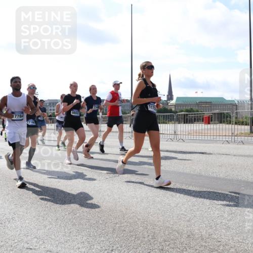 29.06.2025 - hella hamburg halbmarathon Lena Gebhardt http://msf.ph/oto/8316866 29.06.2025 10:00:00 Lombardsbrücke 11366, 8573, 17784, 17160, 15431, 17, 6602, 2348, 1175, 1006, 1125, 1180, 1239, 1264, 1334, 1834, 1914, 1955, 2099, 2159, 2348, 2364, 2391, 2432, 2447, 2582, 2584, 2676, 2677, 2910, 3181, 3279, 3668, 3836, 3898, 4013, 4231, 4426, 4632, 4772, 4796, 4837, 5015, 5134, 5272, 5277, 5341, 6104, 6174, 6201, 6202, 6462, 6581, 6587, 8330, 8520, 8846, 9142, 9488, 9907, 9984, 10031, 11039, 11568, 11844 meine-sportfotos.de