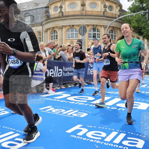 29.06.2025 - hella hamburg halbmarathon Strokosch-Dieckow http://msf.ph/oto/8316872 29.06.2025 10:58:00 Ziel 1200, 1563, 1611, 2025, 3093, 3141, 3575, 4319, 4579, 6531, 6892, 7138, 7159, 7189, 8089, 10036, 10408, 11394, 11832, 12378, 12773, 13465, 13666, 14881, 15090, 15189, 15349, 15527, 18762 meine-sportfotos.de