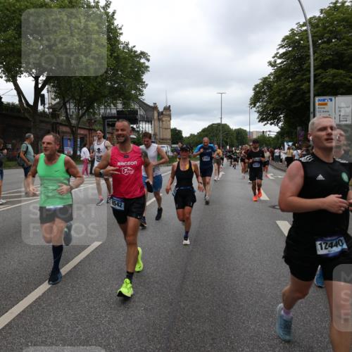 29.06.2025 - hella hamburg halbmarathon Yannick Fuchs http://msf.ph/oto/8316959 29.06.2025 10:50:48 20KM 1485, 1583, 1955, 2034, 2417, 2676, 3413, 3435, 3836, 4167, 4940, 5033, 5418, 5492, 6272, 6399, 6416, 6835, 7716, 8393, 8542, 8652, 8669, 8825, 9488, 9577, 9727, 9820, 9907, 9934, 10133, 10212, 11043, 11083, 11212, 11590, 11612, 12014, 12348, 12440, 12523, 12712, 13394, 13666, 13750, 13863, 14139, 14369, 14678, 15097, 15145, 15431, 15695, 15712, 15726, 16113, 16257, 16261, 16470, 16634, 17160, 17617, 17779, 17828, 18208, 18652, 18719, 19091, 19184 meine-sportfotos.de