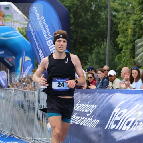 29.06.2025 - hella hamburg halbmarathon Strokosch-Dieckow http://msf.ph/oto/8317096 29.06.2025 10:05:59 Ziel 24 meine-sportfotos.de