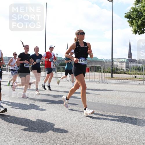 29.06.2025 - hella hamburg halbmarathon Lena Gebhardt http://msf.ph/oto/8317142 29.06.2025 10:00:00 Lombardsbrücke 1125, 1778, 8223, 2348, 11753, 6602, 1746327, 160, 1006, 1125, 1180, 1239, 1264, 1334, 1834, 1914, 1955, 2099, 2159, 2348, 2364, 2391, 2432, 2447, 2582, 2584, 2676, 2677, 2910, 3181, 3279, 3668, 3836, 3898, 4013, 4231, 4426, 4632, 4772, 4796, 4837, 5015, 5134, 5272, 5277, 5341, 6104, 6174, 6201, 6202, 6462, 6581, 6587, 8330, 8520, 8846, 9142, 9488, 9907, 9984, 10031, 11039, 11568, 11844 meine-sportfotos.de