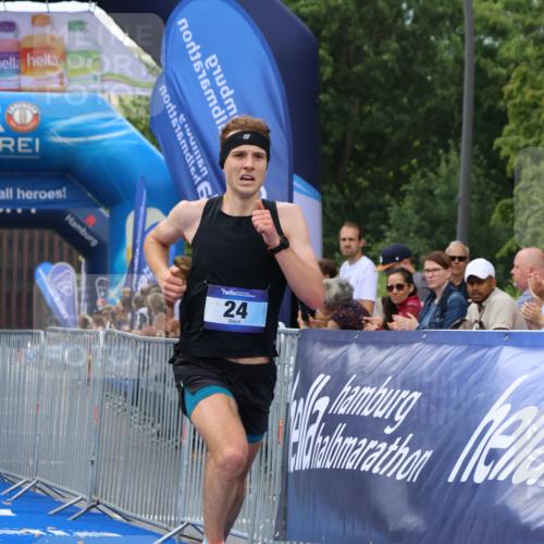 29.06.2025 - hella hamburg halbmarathon Strokosch-Dieckow http://msf.ph/oto/8317209 29.06.2025 10:05:59 Ziel 24 meine-sportfotos.de