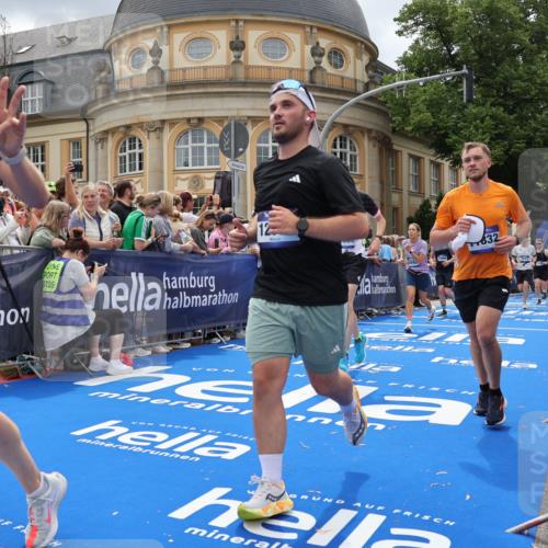 29.06.2025 - hella hamburg halbmarathon Strokosch-Dieckow http://msf.ph/oto/8317234 29.06.2025 10:58:03 Ziel 1200, 1563, 1611, 2025, 2907, 3093, 3141, 4319, 4426, 4579, 6531, 6892, 7189, 8089, 8290, 10036, 10408, 11832, 12378, 12773, 13465, 13666, 15090, 15125, 15189, 15527, 18762 meine-sportfotos.de