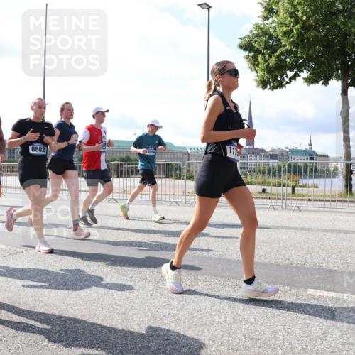 29.06.2025 - hella hamburg halbmarathon Lena Gebhardt http://msf.ph/oto/8317272 29.06.2025 10:00:00 Lombardsbrücke 17784, 6602, 18590, 117, 1006, 1125, 1180, 1239, 1264, 1334, 1834, 1914, 1955, 2099, 2159, 2348, 2364, 2391, 2432, 2447, 2582, 2584, 2676, 2677, 2910, 3181, 3279, 3668, 3836, 3898, 4013, 4231, 4426, 4632, 4772, 4796, 4837, 5015, 5134, 5272, 5277, 5341, 6104, 6174, 6201, 6202, 6462, 6581, 6587, 8330, 8520, 8846, 9142, 9488, 9907, 9984, 10031, 11039, 11568, 11844 meine-sportfotos.de