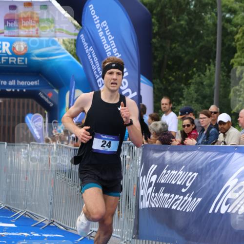 29.06.2025 - hella hamburg halbmarathon Strokosch-Dieckow http://msf.ph/oto/8317277 29.06.2025 10:05:59 Ziel 24 meine-sportfotos.de