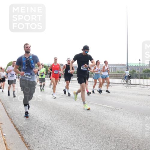29.06.2025 - hella hamburg halbmarathon Lena Gebhardt http://msf.ph/oto/8317286 29.06.2025 10:37:28 Lombardsbrücke 1337, 2016, 17965, 10798, 1022, 1276, 1337, 1475, 1488, 1490, 1597, 1819, 2016, 2031, 2072, 2104, 2199, 2272, 2480, 2486, 2640, 2853, 3127, 3230, 3633, 3714, 4097, 4347, 4733, 5146, 5171, 5186, 5224, 5522, 5538, 5560, 5640, 5786, 5790, 5875, 5940, 6172, 6243, 6584, 6804, 6821, 6955, 7085, 7124, 7202, 7235, 7350, 7544, 7707, 7777, 7823, 8007, 8257, 8258, 8315, 8811, 8843, 9054, 9055, 9524, 9895, 10506, 12123, 12254, 12472, 12824, 16680, 17798 meine-sportfotos.de