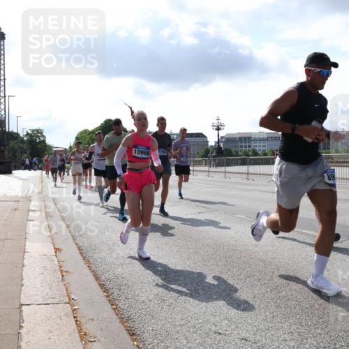 29.06.2025 - hella hamburg halbmarathon Lena Gebhardt http://msf.ph/oto/8317293 29.06.2025 09:47:44 Lombardsbrücke 10968, 2296, 89, 1002, 1164, 1217, 1407, 1562, 1910, 2121, 2196, 2228, 2296, 2404, 2774, 2851, 3783, 4246, 4602, 4740, 5092, 5923, 5961, 6473, 6915, 7972, 8084, 8366, 8395, 8901, 9171, 9178, 9508, 9944, 10384, 10968, 11019, 11559, 11745, 11806, 12137, 12462, 12704, 12751, 12865, 13029, 13419, 13514, 13798, 13854, 13972, 14387, 14459, 14601, 14934, 14952, 15261, 15965, 16123, 16964, 17154, 18419 meine-sportfotos.de