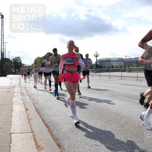 29.06.2025 - hella hamburg halbmarathon Lena Gebhardt http://msf.ph/oto/8317322 29.06.2025 09:47:44 Lombardsbrücke 2196, 10968, 1002, 1164, 1217, 1407, 1562, 1910, 2121, 2196, 2228, 2296, 2404, 2774, 2851, 3783, 4246, 4602, 4740, 5092, 5923, 5961, 6473, 6915, 7972, 8084, 8366, 8395, 8901, 9171, 9178, 9508, 9944, 10384, 10968, 11019, 11559, 11745, 11806, 12137, 12462, 12704, 12751, 12865, 13029, 13419, 13514, 13798, 13854, 13972, 14387, 14459, 14601, 14934, 14952, 15261, 15965, 16123, 16964, 17154, 18419 meine-sportfotos.de