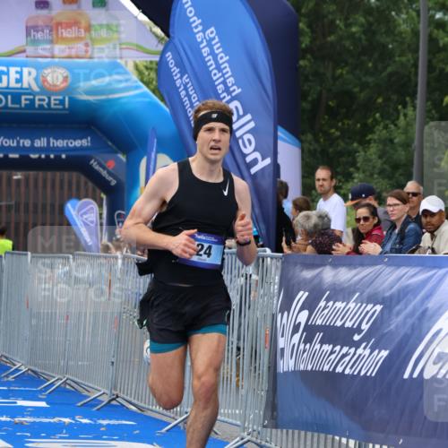 29.06.2025 - hella hamburg halbmarathon Strokosch-Dieckow http://msf.ph/oto/8317327 29.06.2025 10:05:59 Ziel 24 meine-sportfotos.de