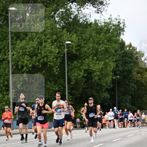 29.06.2025 - hella hamburg halbmarathon Dr. Thomas Lammeyer http://msf.ph/oto/8317334 29.06.2025 10:38:53 Kennedybrücke 2355, 2376, 2751, 2801, 3130, 3420, 4540, 5453, 5609, 6105, 6171, 6310, 6329, 6843, 7299, 7644, 8021, 8589, 8965, 9379, 9448, 10674, 11245 meine-sportfotos.de