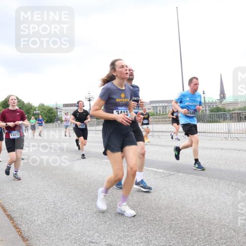 29.06.2025 - hella hamburg halbmarathon Lena Gebhardt http://msf.ph/oto/8317335 29.06.2025 10:57:00 Lombardsbrücke 9404, 13273, 2932, 472, 3419, 9517, 5589, 1207, 2143, 2307, 2370, 2871, 2887, 2932, 2991, 3195, 3348, 3387, 3418, 3438, 3470, 3485, 3516, 3517, 3520, 3614, 3723, 3851, 4086, 4094, 4106, 4118, 4241, 4485, 4568, 4569, 4611, 4773, 4998, 5057, 5316, 5438, 5589, 5639, 5911, 5944, 6053, 6284, 6348, 6349, 6832, 6981, 7381, 7416, 7417, 7592, 7787, 7964, 8039, 8108, 8150, 8197, 8224, 8546, 8606, 8679, 8851, 8939, 8943, 9110, 9172, 9210, 9298, 9299, 9910, 10555, 10569, 10571 meine-sportfotos.de