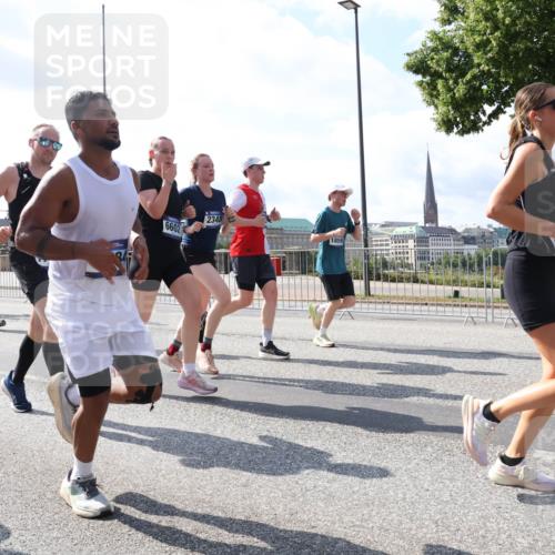 29.06.2025 - hella hamburg halbmarathon Lena Gebhardt http://msf.ph/oto/8317339 29.06.2025 10:00:00 Lombardsbrücke 1125, 6602, 2348, 18590, 1006, 1125, 1180, 1239, 1264, 1334, 1834, 1914, 1955, 2099, 2159, 2348, 2364, 2391, 2432, 2447, 2582, 2584, 2676, 2677, 2910, 3181, 3279, 3668, 3836, 3898, 4013, 4231, 4426, 4632, 4772, 4796, 4837, 5015, 5134, 5272, 5277, 5341, 6104, 6174, 6201, 6202, 6462, 6581, 6587, 8330, 8520, 8846, 9142, 9488, 9907, 9984, 10031, 11039, 11568, 11844 meine-sportfotos.de