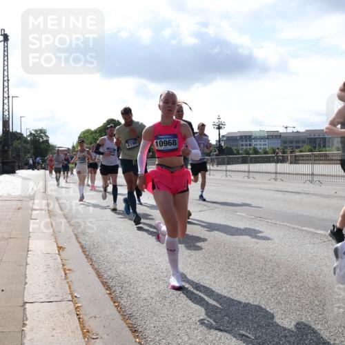 29.06.2025 - hella hamburg halbmarathon Lena Gebhardt http://msf.ph/oto/8317341 29.06.2025 09:47:44 Lombardsbrücke 2196, 10968, 8689, 1002, 1164, 1217, 1407, 1562, 1910, 2121, 2196, 2228, 2296, 2404, 2774, 2851, 3783, 4246, 4602, 4740, 5092, 5923, 5961, 6473, 6915, 7972, 8084, 8366, 8395, 8901, 9171, 9178, 9508, 9944, 10384, 10968, 11019, 11559, 11745, 11806, 12137, 12462, 12704, 12751, 12865, 13029, 13419, 13514, 13798, 13854, 13972, 14387, 14459, 14601, 14934, 14952, 15261, 15965, 16123, 16964, 17154, 18419 meine-sportfotos.de