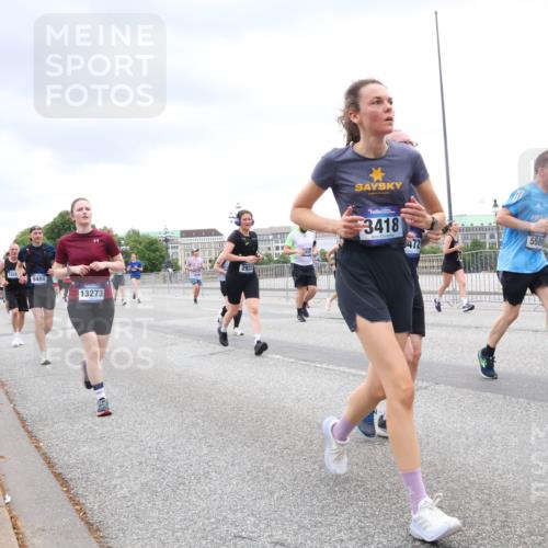 29.06.2025 - hella hamburg halbmarathon Lena Gebhardt http://msf.ph/oto/8317356 29.06.2025 10:57:01 Lombardsbrücke 1826, 9404, 13273, 2932, 3418, 472, 5589, 1207, 2143, 2307, 2370, 2871, 2887, 2932, 2991, 3195, 3348, 3387, 3418, 3438, 3470, 3485, 3516, 3517, 3520, 3614, 3723, 3851, 4086, 4094, 4106, 4118, 4241, 4485, 4568, 4569, 4611, 4773, 4998, 5057, 5316, 5438, 5589, 5639, 5911, 5944, 6053, 6284, 6348, 6349, 6832, 6981, 7381, 7416, 7417, 7592, 7787, 7964, 8039, 8150, 8197, 8224, 8546, 8679, 8851, 8853, 8939, 8943, 9110, 9172, 9210, 9298, 9299, 9910, 10571 meine-sportfotos.de
