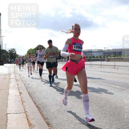 29.06.2025 - hella hamburg halbmarathon Lena Gebhardt http://msf.ph/oto/8317366 29.06.2025 09:47:45 Lombardsbrücke 14601, 2196, 10968, 1908, 1002, 1164, 1217, 1407, 1562, 1910, 2121, 2196, 2228, 2296, 2404, 2774, 2851, 3783, 4246, 4602, 4740, 5092, 5923, 5961, 6473, 6915, 7972, 8084, 8366, 8395, 8901, 9171, 9178, 9508, 9944, 10384, 10968, 11019, 11559, 11745, 11806, 12137, 12462, 12704, 12751, 12865, 13029, 13419, 13514, 13798, 13854, 14387, 14459, 14601, 14934, 14952, 15261, 15965, 16123, 16964, 17154, 18419 meine-sportfotos.de
