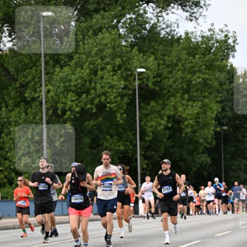 29.06.2025 - hella hamburg halbmarathon Dr. Thomas Lammeyer http://msf.ph/oto/8317384 29.06.2025 10:38:53 Kennedybrücke 2355, 2376, 2751, 2801, 3130, 3420, 4540, 5453, 5609, 6105, 6171, 6310, 6329, 6843, 7299, 7644, 8021, 8589, 8965, 9379, 9448, 10674, 11245 meine-sportfotos.de
