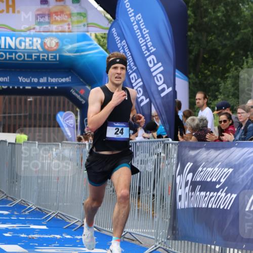 29.06.2025 - hella hamburg halbmarathon Strokosch-Dieckow http://msf.ph/oto/8317423 29.06.2025 10:05:59 Ziel 24 meine-sportfotos.de