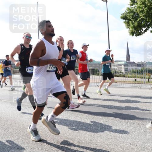29.06.2025 - hella hamburg halbmarathon Lena Gebhardt http://msf.ph/oto/8317430 29.06.2025 10:00:01 Lombardsbrücke 17160, 1125, 1778, 660, 2348, 1859, 1006, 1125, 1180, 1239, 1264, 1334, 1834, 1914, 1955, 2099, 2159, 2348, 2364, 2391, 2432, 2447, 2582, 2584, 2676, 2677, 2730, 2910, 3177, 3181, 3279, 3668, 3836, 3898, 4013, 4231, 4426, 4632, 4772, 4796, 4837, 5015, 5134, 5272, 5277, 5341, 5728, 6082, 6104, 6174, 6201, 6202, 6462, 6581, 6587, 8330, 8520, 8846, 9142, 9488, 9907, 9984, 10031, 11039, 11568, 11844 meine-sportfotos.de