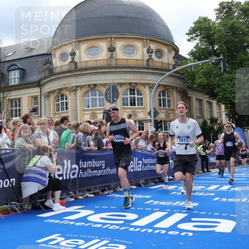 29.06.2025 - hella hamburg halbmarathon Strokosch-Dieckow http://msf.ph/oto/8317509 29.06.2025 10:58:07 Ziel 1563, 1611, 2907, 3141, 4319, 4426, 6104, 6892, 8290, 10036, 10408, 11832, 12773, 13666, 14631, 15090, 15125, 15189, 18068 meine-sportfotos.de