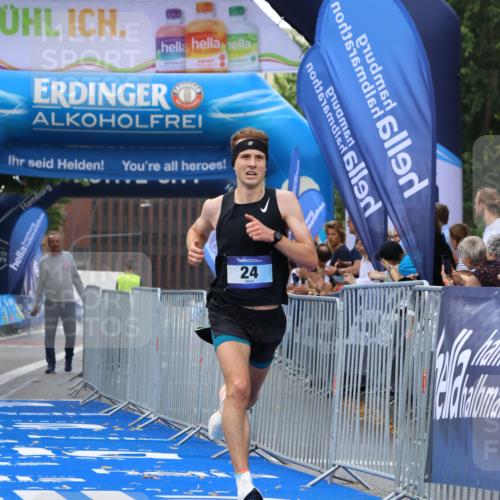 29.06.2025 - hella hamburg halbmarathon Strokosch-Dieckow http://msf.ph/oto/8317591 29.06.2025 10:05:58 Ziel 24 meine-sportfotos.de