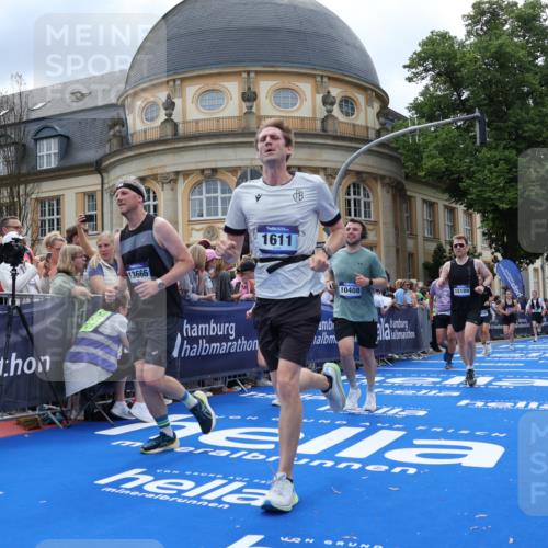 29.06.2025 - hella hamburg halbmarathon Strokosch-Dieckow http://msf.ph/oto/8317604 29.06.2025 10:58:07 Ziel 1563, 1611, 2907, 3141, 4319, 4426, 6104, 6892, 8290, 10036, 10408, 11832, 12773, 13666, 14631, 15090, 15125, 15189, 18068 meine-sportfotos.de