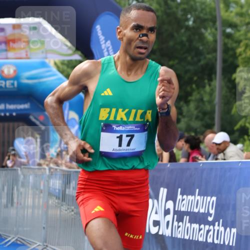 29.06.2025 - hella hamburg halbmarathon Strokosch-Dieckow http://msf.ph/oto/8317635 29.06.2025 10:05:26 Ziel 17 meine-sportfotos.de