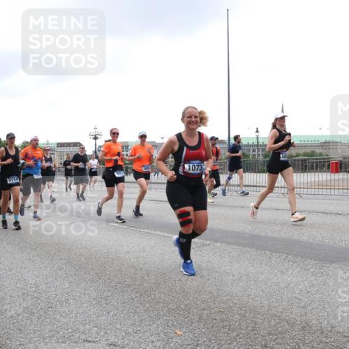 29.06.2025 - hella hamburg halbmarathon Lena Gebhardt http://msf.ph/oto/8317638 29.06.2025 10:47:12 Lombardsbrücke 1720, 18654, 18403, 2327, 5111, 1593, 5114, 1073, 1073, 1185, 1286, 1363, 1463, 1523, 1593, 1607, 1704, 1720, 1961, 1999, 2148, 2162, 2211, 2320, 2327, 2407, 2537, 2555, 2556, 2665, 2981, 2994, 3277, 3339, 3406, 3407, 3823, 4184, 4239, 4325, 4342, 4483, 4806, 4895, 4974, 4975, 5111, 5114, 5700, 5796, 5895, 5953, 6255, 6256, 6485, 6496, 6740, 6879, 6995, 7073, 7403, 7412, 7430, 7431, 7630, 7631, 7827, 8105, 8131, 8486, 8553, 8684, 8706, 8915, 8953, 8967, 9018 meine-sportfotos.de