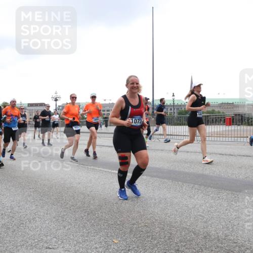 29.06.2025 - hella hamburg halbmarathon Lena Gebhardt http://msf.ph/oto/8317694 29.06.2025 10:47:12 Lombardsbrücke 5111, 18403, 5114, 2320, 1073, 1073, 1185, 1286, 1363, 1463, 1523, 1593, 1607, 1704, 1720, 1961, 1999, 2148, 2162, 2211, 2320, 2327, 2407, 2537, 2555, 2556, 2665, 2981, 2994, 3277, 3339, 3406, 3407, 3823, 4184, 4239, 4325, 4342, 4483, 4806, 4895, 4974, 4975, 5111, 5114, 5700, 5796, 5895, 5953, 6255, 6256, 6485, 6496, 6740, 6879, 6995, 7073, 7403, 7412, 7430, 7431, 7630, 7631, 7827, 8105, 8131, 8486, 8553, 8684, 8706, 8915, 8953, 8967, 9018 meine-sportfotos.de