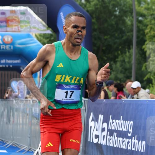 29.06.2025 - hella hamburg halbmarathon Strokosch-Dieckow http://msf.ph/oto/8317703 29.06.2025 10:05:26 Ziel 17 meine-sportfotos.de