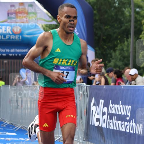 29.06.2025 - hella hamburg halbmarathon Strokosch-Dieckow http://msf.ph/oto/8317755 29.06.2025 10:05:26 Ziel 17 meine-sportfotos.de