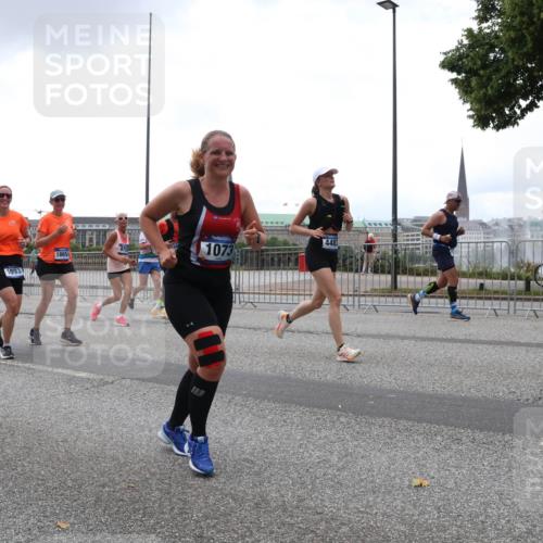 29.06.2025 - hella hamburg halbmarathon Lena Gebhardt http://msf.ph/oto/8317776 29.06.2025 10:47:13 Lombardsbrücke 1593, 18654, 1073, 448, 1073, 1185, 1286, 1363, 1463, 1523, 1593, 1607, 1704, 1720, 1961, 2148, 2162, 2211, 2320, 2327, 2407, 2537, 2555, 2556, 2665, 2981, 2994, 3277, 3339, 3406, 3407, 3823, 4184, 4239, 4325, 4342, 4483, 4806, 4895, 4974, 4975, 5111, 5114, 5700, 5796, 5895, 5953, 6255, 6256, 6485, 6496, 6740, 6879, 6995, 7073, 7403, 7412, 7430, 7431, 7630, 7631, 7827, 8105, 8131, 8270, 8486, 8553, 8684, 8706, 8915, 8953, 8967, 9018, 11738 meine-sportfotos.de