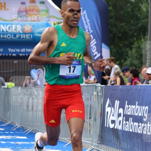 29.06.2025 - hella hamburg halbmarathon Strokosch-Dieckow http://msf.ph/oto/8317799 29.06.2025 10:05:26 Ziel 17 meine-sportfotos.de