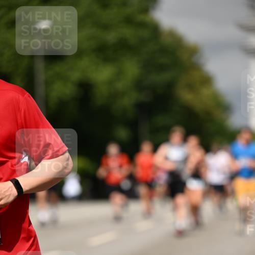 29.06.2025 - hella hamburg halbmarathon Dr. Thomas Lammeyer http://msf.ph/oto/8317815 29.06.2025 10:17:19 Kennedybrücke 1007, 1328, 1859, 2055, 2359, 2961, 2987, 3218, 3729, 4554, 4950, 5232, 5597, 5598, 6026, 7346, 7460, 8115, 8279, 8913, 9128, 9527, 10581 meine-sportfotos.de