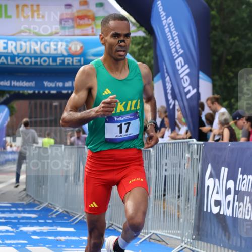 29.06.2025 - hella hamburg halbmarathon Strokosch-Dieckow http://msf.ph/oto/8317864 29.06.2025 10:05:26 Ziel 17 meine-sportfotos.de