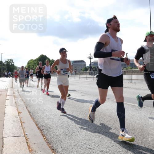 29.06.2025 - hella hamburg halbmarathon Lena Gebhardt http://msf.ph/oto/8317962 29.06.2025 09:47:46 Lombardsbrücke 16964, 18159, 1351, 1002, 1164, 1217, 1562, 1910, 2121, 2196, 2228, 2296, 2404, 2774, 2851, 3783, 4246, 4602, 5092, 5923, 5961, 6473, 6915, 7972, 8084, 8362, 8366, 8395, 8901, 9171, 9178, 9944, 10384, 10900, 10968, 11019, 11559, 11745, 11806, 12137, 12462, 12704, 12751, 12865, 13029, 13419, 13514, 13798, 13854, 14387, 14459, 14601, 14934, 14952, 15261, 15415, 15965, 16123, 16964, 17154, 18419 meine-sportfotos.de