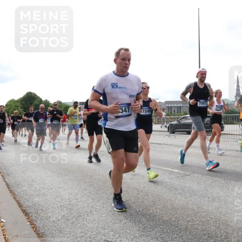 29.06.2025 - hella hamburg halbmarathon Lena Gebhardt http://msf.ph/oto/8317968 29.06.2025 10:22:34 Lombardsbrücke 1, 202, 3769, 347, 17249, 7097, 17593, 17594, 1003, 1029, 1187, 1419, 1598, 2009, 2022, 2063, 2294, 2351, 2479, 2514, 2766, 2886, 3003, 3050, 3108, 3172, 3430, 3457, 3458, 3511, 3600, 3601, 3910, 3946, 4113, 4114, 4131, 4366, 4556, 4559, 4829, 4969, 4970, 5079, 5223, 5343, 5798, 5838, 6030, 6048, 6049, 6303, 6307, 6347, 6820, 6826, 6899, 6977, 7097, 7188, 7190, 7276, 7529, 7794, 7925, 8355, 8511, 8855, 8884, 8931, 8954, 9256, 10826, 13921, 14525, 14801 meine-sportfotos.de