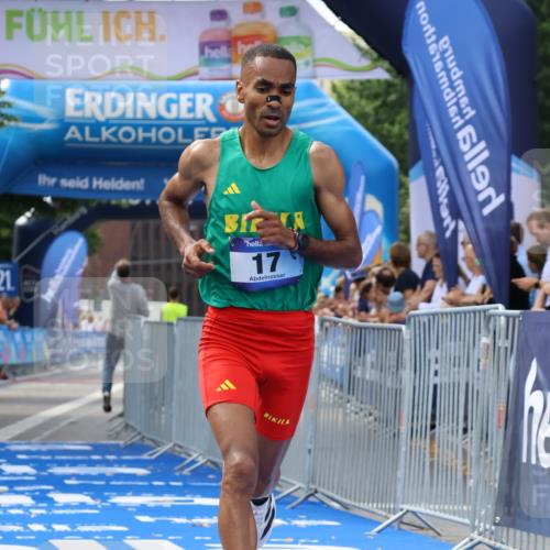 29.06.2025 - hella hamburg halbmarathon Strokosch-Dieckow http://msf.ph/oto/8317999 29.06.2025 10:05:26 Ziel 17 meine-sportfotos.de