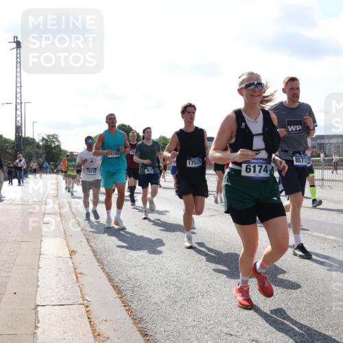29.06.2025 - hella hamburg halbmarathon Lena Gebhardt http://msf.ph/oto/8318002 29.06.2025 10:00:02 Lombardsbrücke 18112, 4785, 100, 17525, 6174, 8573125, 1006, 1125, 1180, 1239, 1264, 1334, 1834, 1914, 1955, 2099, 2159, 2348, 2364, 2391, 2432, 2447, 2582, 2584, 2676, 2677, 2730, 2910, 3177, 3181, 3279, 3668, 3836, 3861, 3898, 4013, 4231, 4426, 4632, 4772, 4796, 4837, 5015, 5134, 5272, 5277, 5341, 5728, 6082, 6084, 6104, 6174, 6201, 6202, 6260, 6462, 6581, 6587, 8330, 8520, 8846, 9142, 9488, 9907, 9984, 10031, 11039, 11568, 11844 meine-sportfotos.de