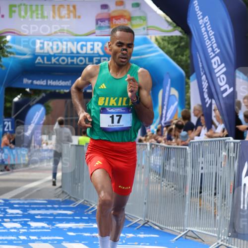 29.06.2025 - hella hamburg halbmarathon Strokosch-Dieckow http://msf.ph/oto/8318023 29.06.2025 10:05:25 Ziel 17 meine-sportfotos.de