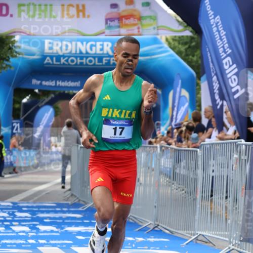29.06.2025 - hella hamburg halbmarathon Strokosch-Dieckow http://msf.ph/oto/8318066 29.06.2025 10:05:25 Ziel 17 meine-sportfotos.de