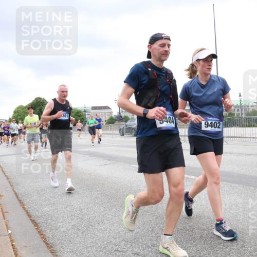 29.06.2025 - hella hamburg halbmarathon Lena Gebhardt http://msf.ph/oto/8318128 29.06.2025 10:57:03 Lombardsbrücke 281, 9404, 9402, 1207, 2041, 2370, 2871, 2887, 2932, 2991, 3195, 3348, 3387, 3418, 3438, 3470, 3485, 3516, 3517, 3614, 3723, 3851, 4086, 4094, 4106, 4118, 4241, 4485, 4568, 4569, 4611, 4998, 5057, 5316, 5589, 5639, 5911, 5944, 6053, 6284, 6348, 6349, 6832, 6981, 7381, 7416, 7417, 7592, 7787, 7964, 8039, 8150, 8197, 8224, 8546, 8552, 8679, 8851, 8853, 8939, 8943, 9110, 9172, 9210, 9298, 9299, 9910, 10571 meine-sportfotos.de