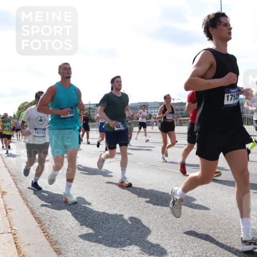 29.06.2025 - hella hamburg halbmarathon Lena Gebhardt http://msf.ph/oto/8318357 29.06.2025 10:00:03 Lombardsbrücke 19173, 85, 18112, 423, 1612, 1413, 17525, 1125, 1006, 1125, 1180, 1239, 1264, 1334, 1526, 1834, 1914, 1955, 2099, 2159, 2348, 2364, 2391, 2432, 2447, 2582, 2584, 2676, 2677, 2730, 2910, 3177, 3181, 3279, 3668, 3836, 3861, 3898, 4013, 4231, 4426, 4632, 4772, 4796, 4837, 5015, 5134, 5272, 5277, 5341, 5728, 6082, 6084, 6104, 6174, 6201, 6202, 6260, 6462, 6581, 6587, 8330, 9142, 9907, 9984, 10031, 11039, 11568, 11844 meine-sportfotos.de