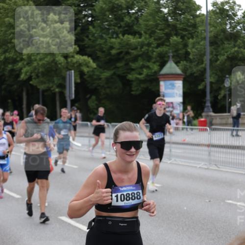 29.06.2025 - hella hamburg halbmarathon Jannik Wohlers http://msf.ph/oto/8318390 29.06.2025 10:39:04 Lombardsbrücke 1856, 1883, 2092, 2578, 2843, 3275, 3353, 3727, 4603, 4609, 4855, 4882, 5045, 5701, 6321, 6342, 6343, 6719, 6726, 6748, 7501, 7524, 7684, 8203, 8995, 9393, 9569, 9698, 9747, 9777, 10512, 10626, 10627, 10849, 10888, 11129, 11313, 11381, 11382, 11461, 11533, 11729, 12150, 12217, 12391, 12680, 13178, 13461, 13495, 13519, 14111, 14114, 14299, 14674, 14871, 15112, 15433, 15494, 15536, 16178, 16382, 16866, 16869, 16884, 17379, 17536, 17666 meine-sportfotos.de