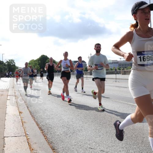 29.06.2025 - hella hamburg halbmarathon Lena Gebhardt http://msf.ph/oto/8318440 29.06.2025 09:47:47 Lombardsbrücke 5092, 1815, 3581, 16964, 1002, 1164, 1217, 1562, 1910, 2121, 2196, 2228, 2296, 2404, 2774, 2851, 3783, 4246, 4602, 5092, 5923, 5961, 6473, 6990, 7972, 8084, 8362, 8366, 8395, 8901, 9171, 9178, 9944, 10384, 10900, 10968, 11019, 11559, 11745, 11806, 12137, 12290, 12462, 12704, 12751, 12865, 13029, 13419, 13514, 13798, 13854, 14387, 14459, 14601, 14934, 14952, 15261, 15415, 15965, 16123, 16964, 17154, 18419 meine-sportfotos.de